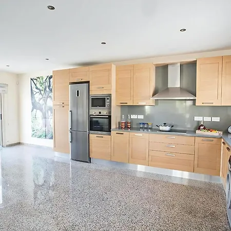 Dafnis Platina - Lovely 4 Bedroom With Private Pool - Close To The Protaras