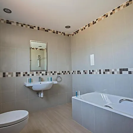 Dafnis Platina - Lovely 4 Bedroom With Private Pool - Close To The Protaras