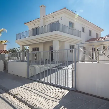 Dafnis Platina - Lovely 4 Bedroom With Private Pool Protaras