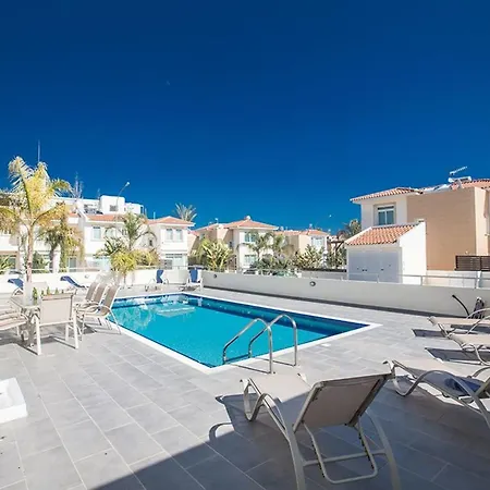 Dafnis Platina - Lovely 4 Bedroom With Private Pool Protaras